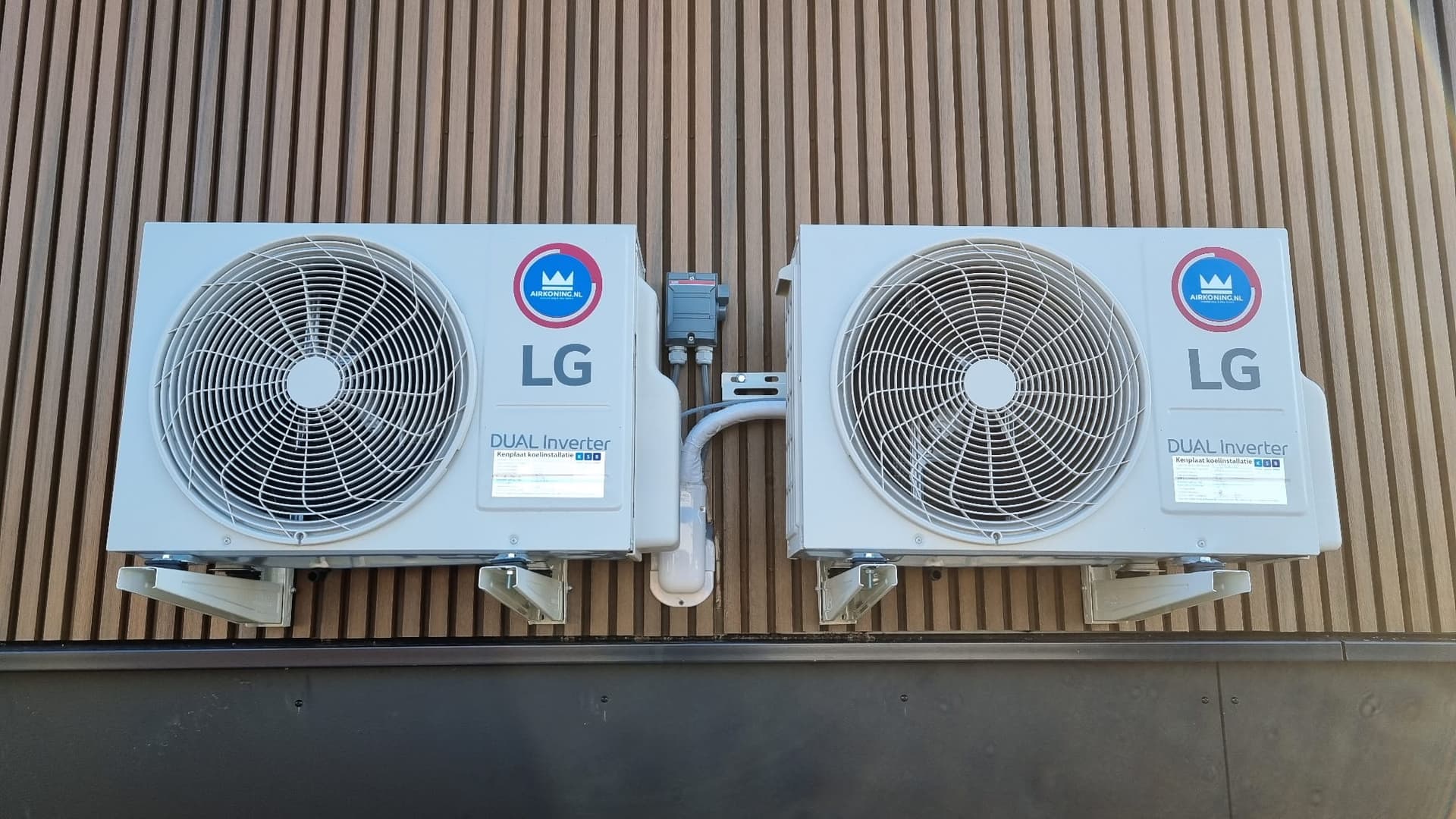 Technicus installeert koelsysteem