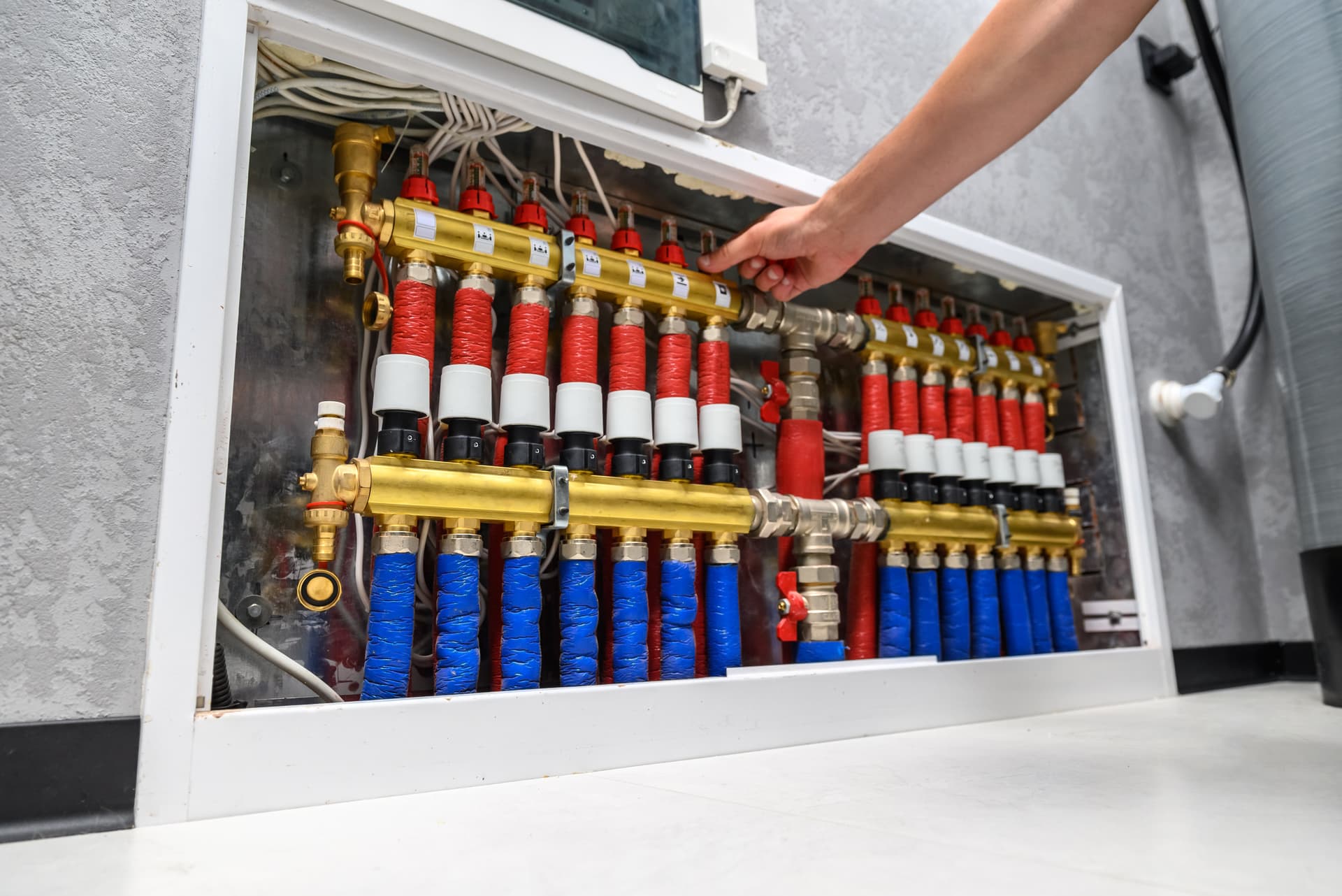 Technicus plaatst cv-ketel